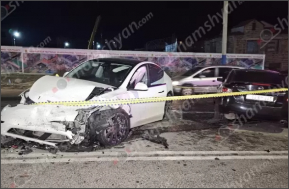 Երևանում բախվել են «Tesla»-ն և «Nissan Altima»-ն․ կան վիրшվnրներ